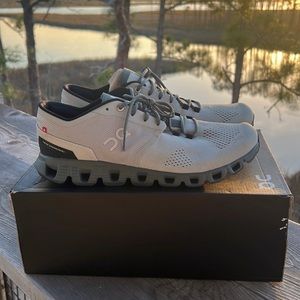 ON Cloud Men's cloud sneakers.
Never worn.